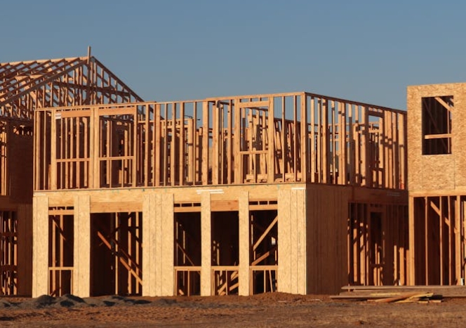 Клееный брус или каркасный дом — что лучше держит тепло?