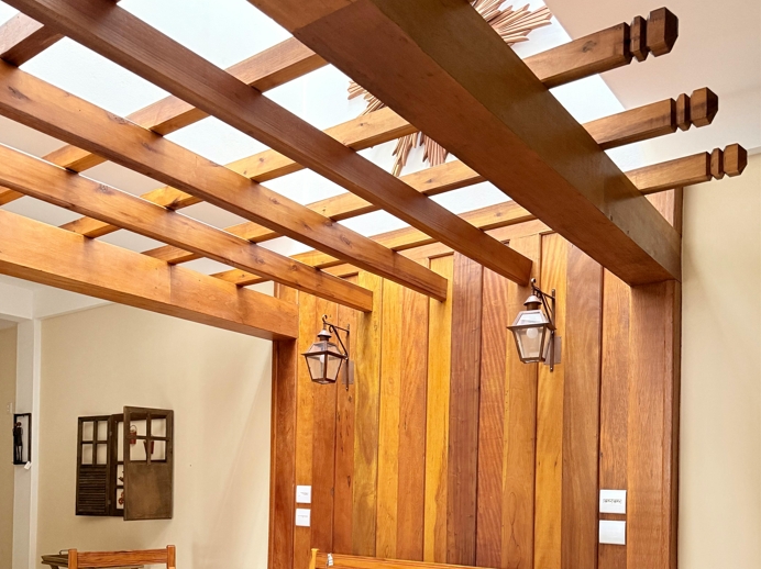 Какой брус лучше для строительства дома: клеёный или профилированный?