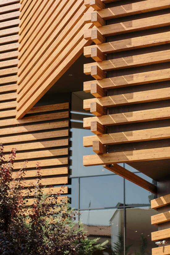 Почему трескается клееный брус: основные причины и как этого избежать