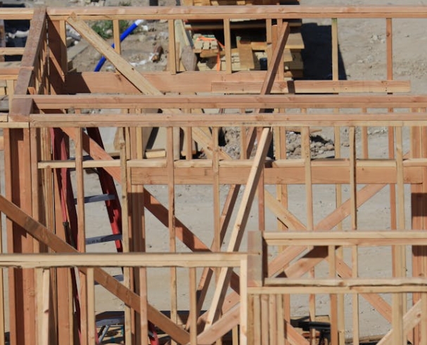 Где применяется обрезной брус из сосны?