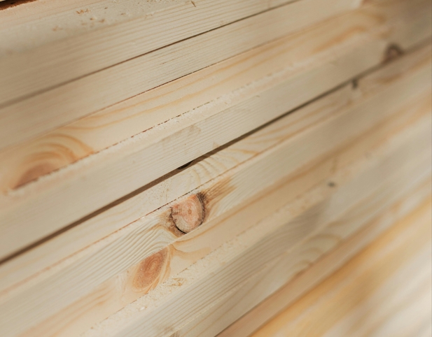 Как отличить строганную доску камерной сушки от сырой?