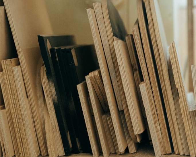 Фанера ламинированная или обычная - какой выбрать?